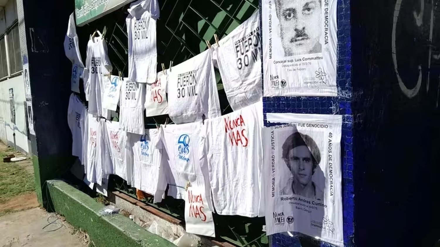 Estas son las pintadas que aparecieron en la escuela de Caseros donde votó Victoria Villarruel.