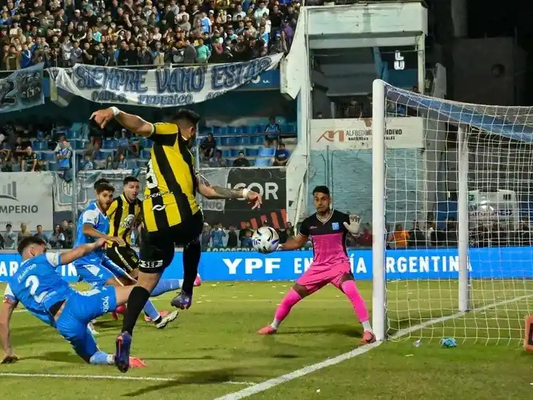 Una imagen del duelo de ida en Río Cuarto.