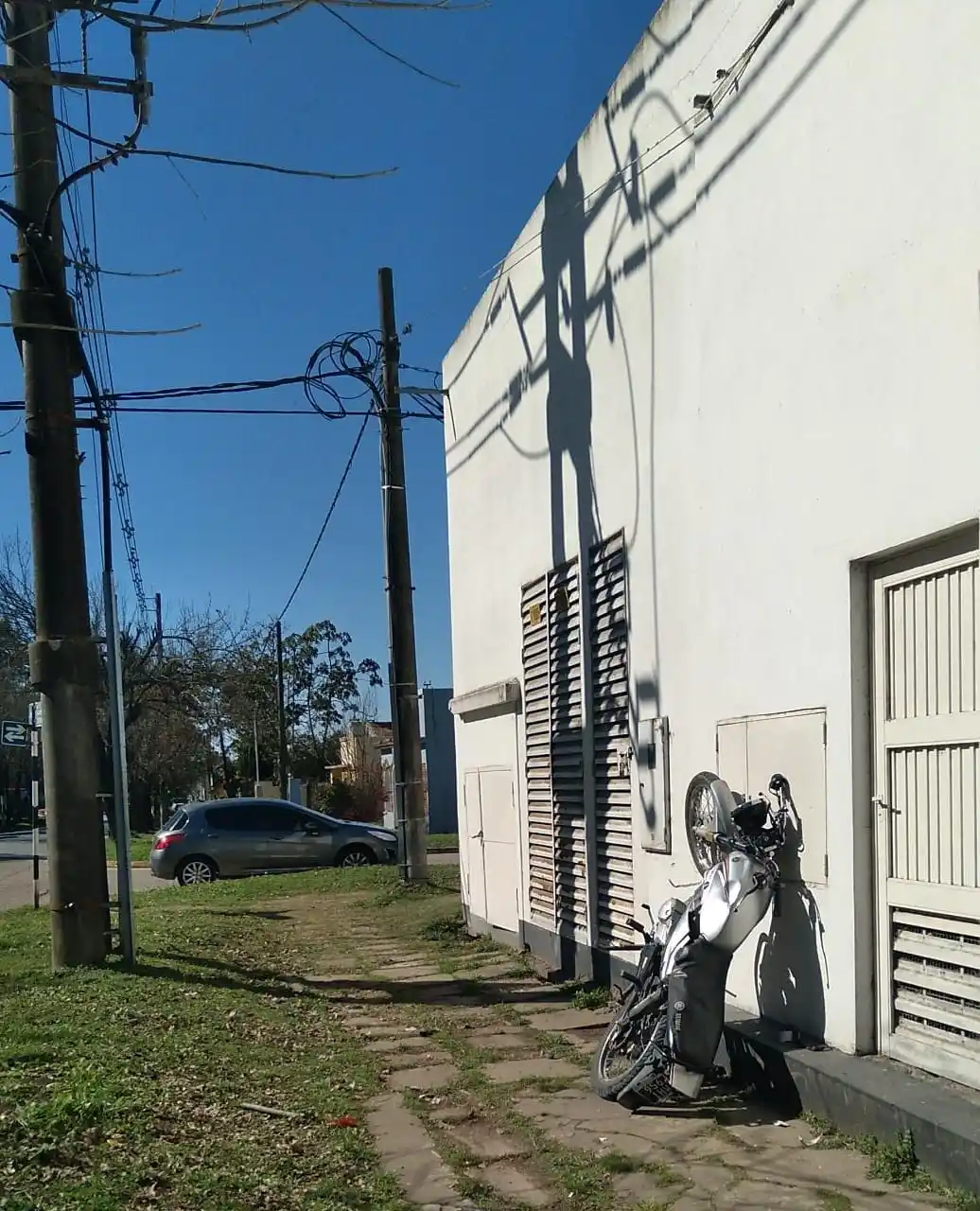 Colisión entre un automóvil y una motocicleta