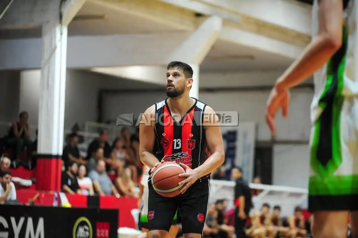 Carlos Benítez Gavilán sobresalió en el debut oficial con una planilla de 22 puntos y 9 rebotes (crédito: MR Fotografía).
