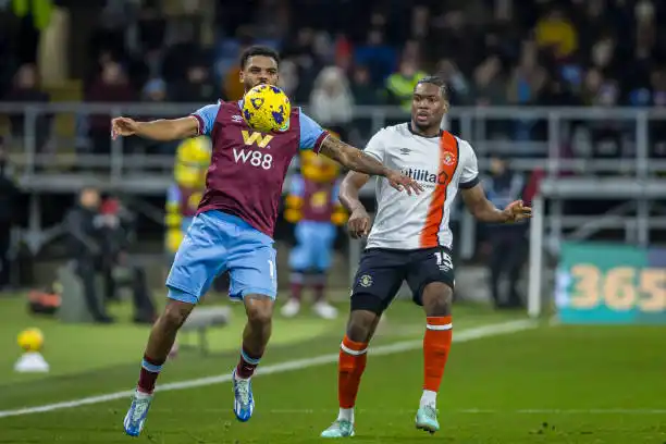 Luton Town logró un empate agónico ante Burnley