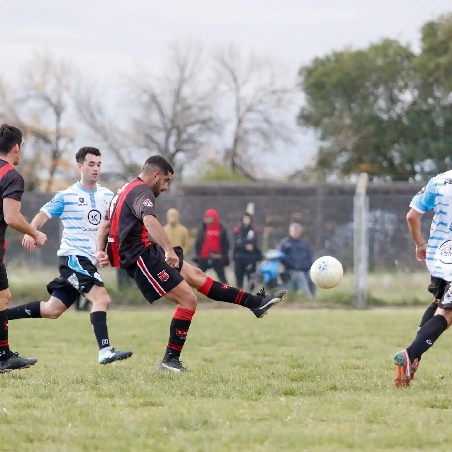Central y Defensores se vuelven a ver las caras. En la primera rueda, el Rojinegro se impuso de visitante 2-0 (crédito: Pato Negro).