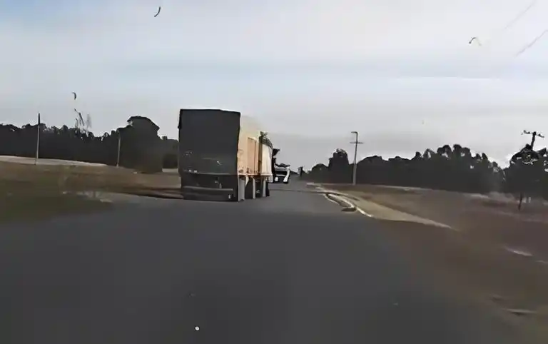 El camión iba haciendo zigzag