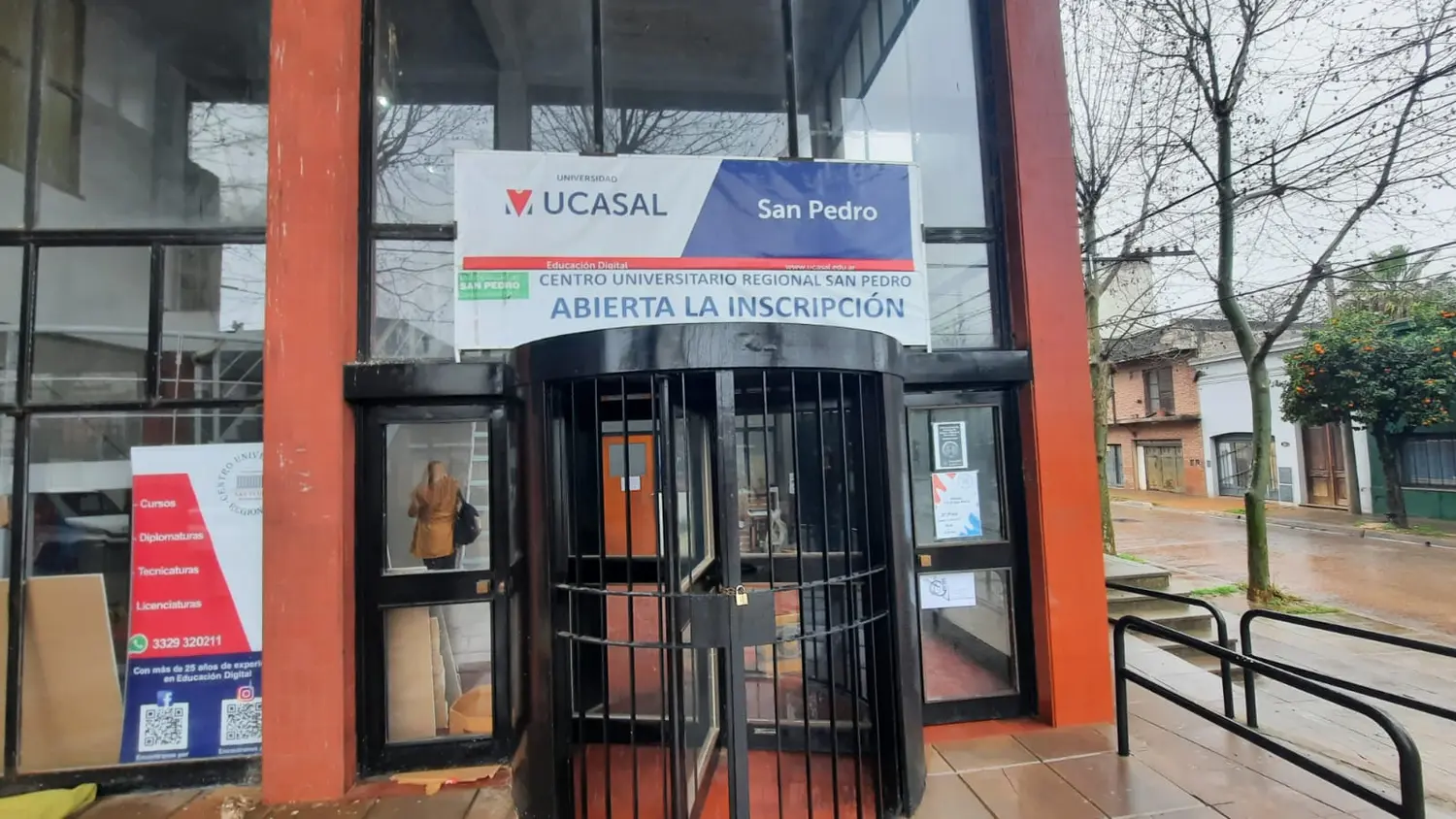 La puerta de acceso al ex Correo, con los carteles del Centro Universitario Regional.