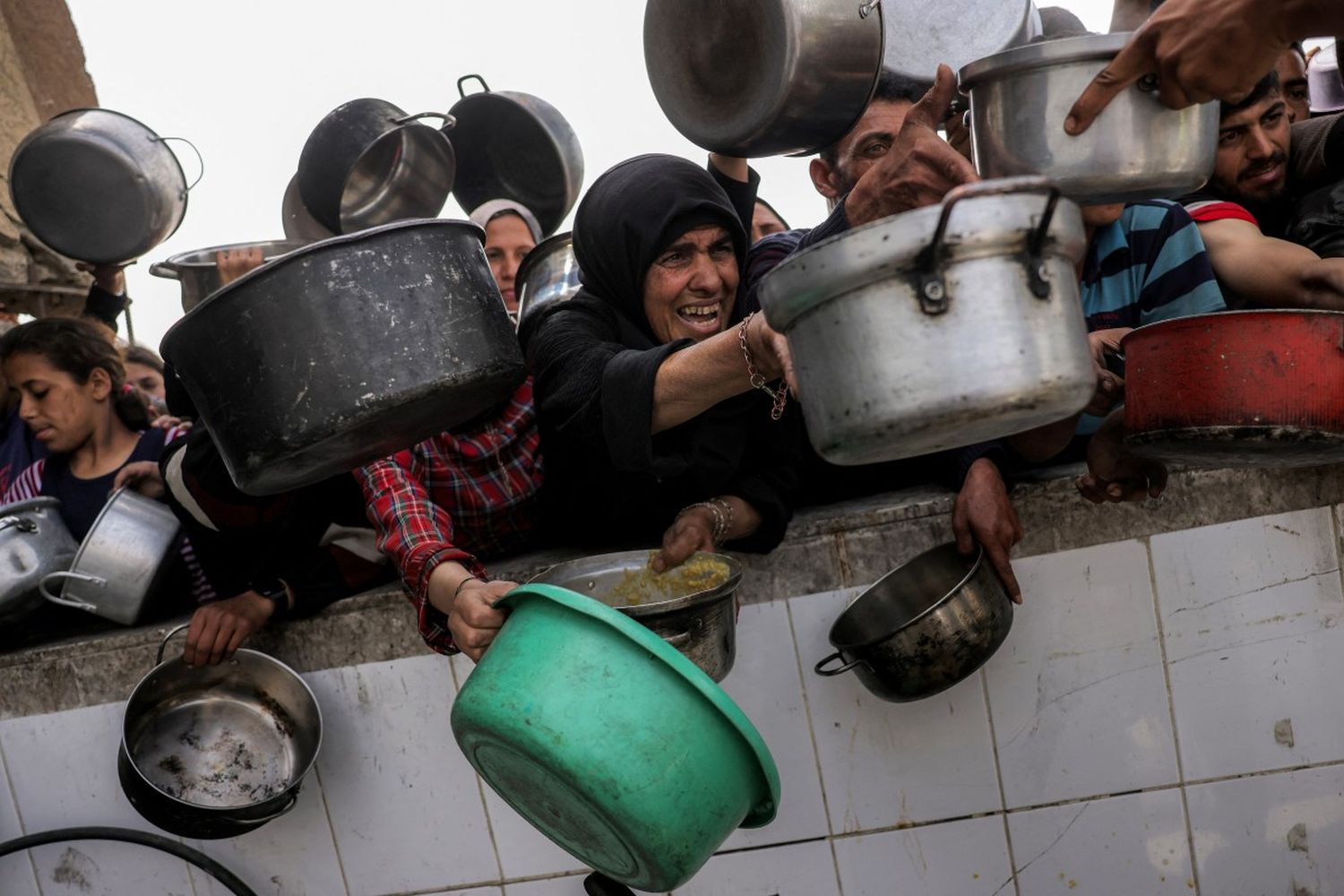 Bombardeos israelíes en Gaza cobran la vida de al menos 36 personas