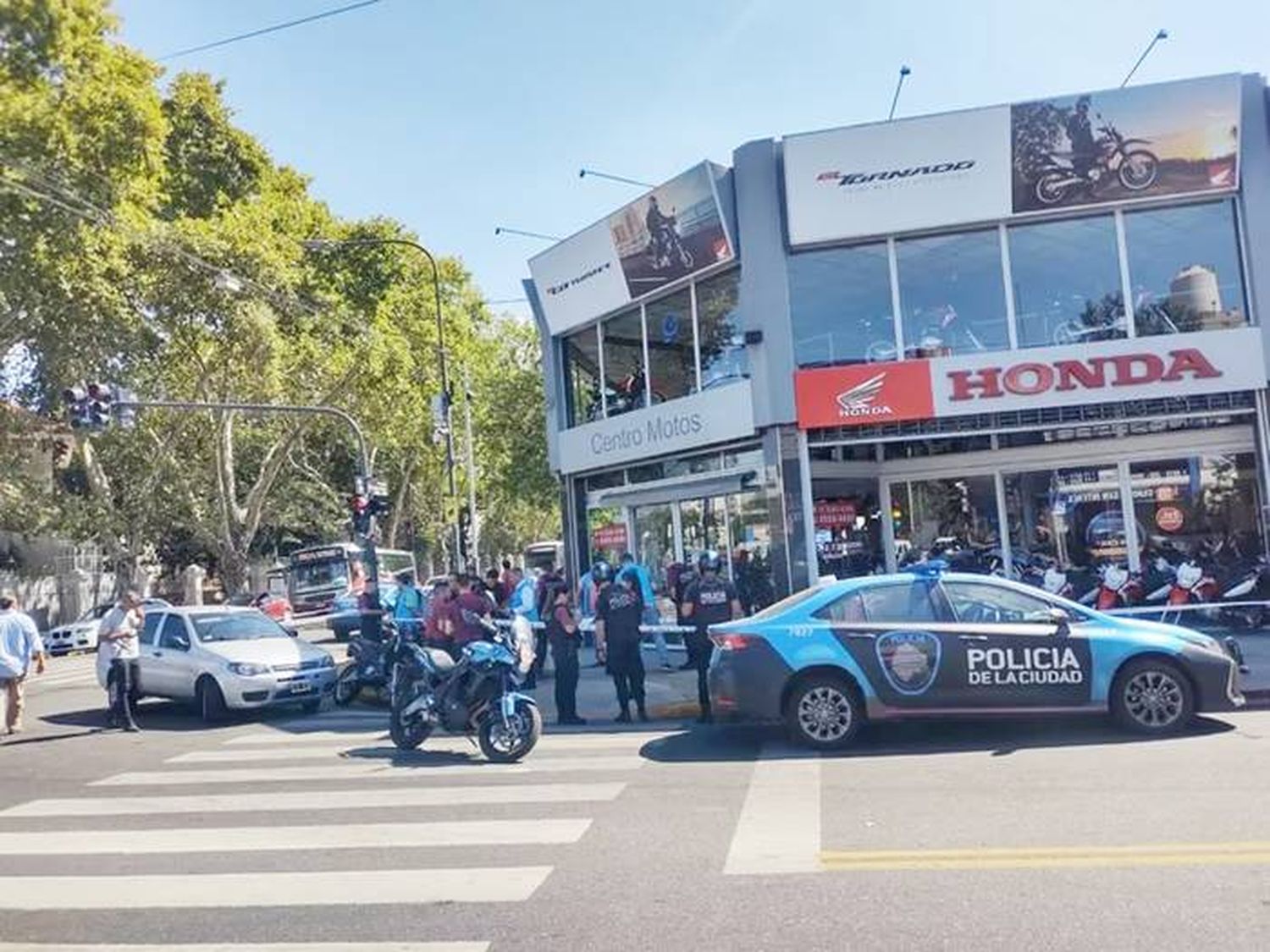 Un policía de la Federal baleó a su expareja porque sospechaba que lo engañaba