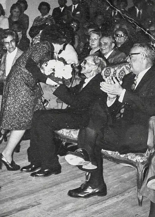La Directora de Cultura, Albertina Quintana de Olhaberry, le entrega una flores a Juan L. Ortiz- Minuán de Oro- Club Social 1976-