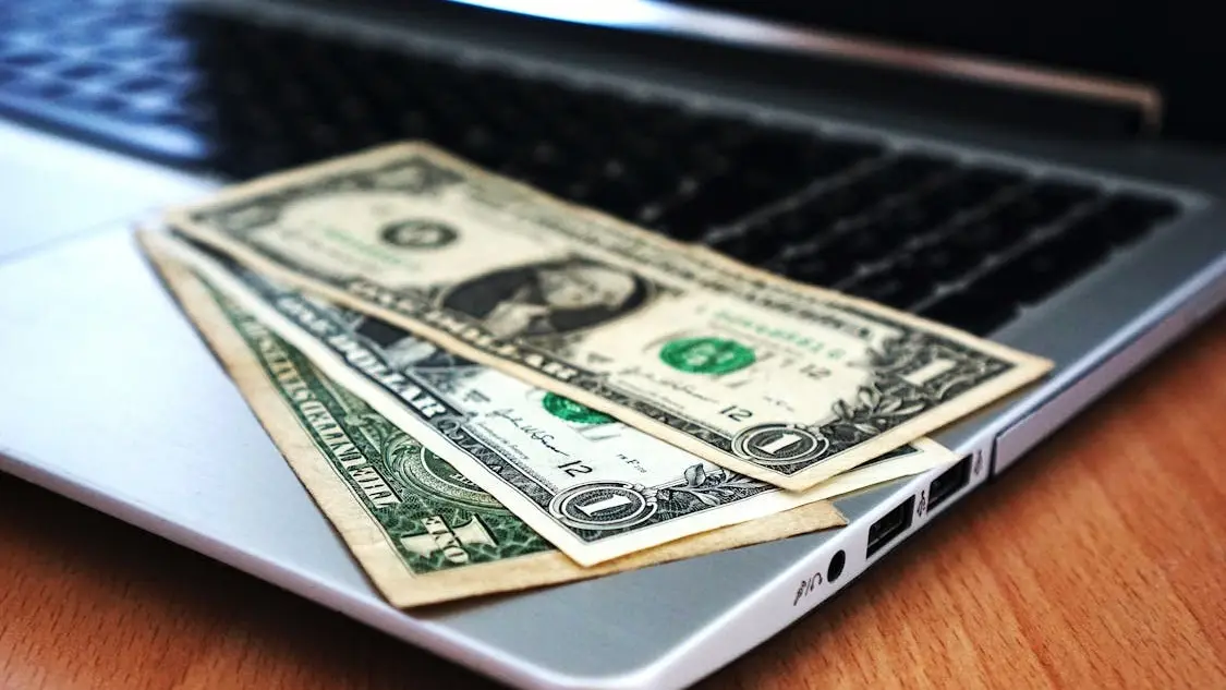 El dólar cayó más de 4% en 2026 y cerró abril por debajo de los $1.400