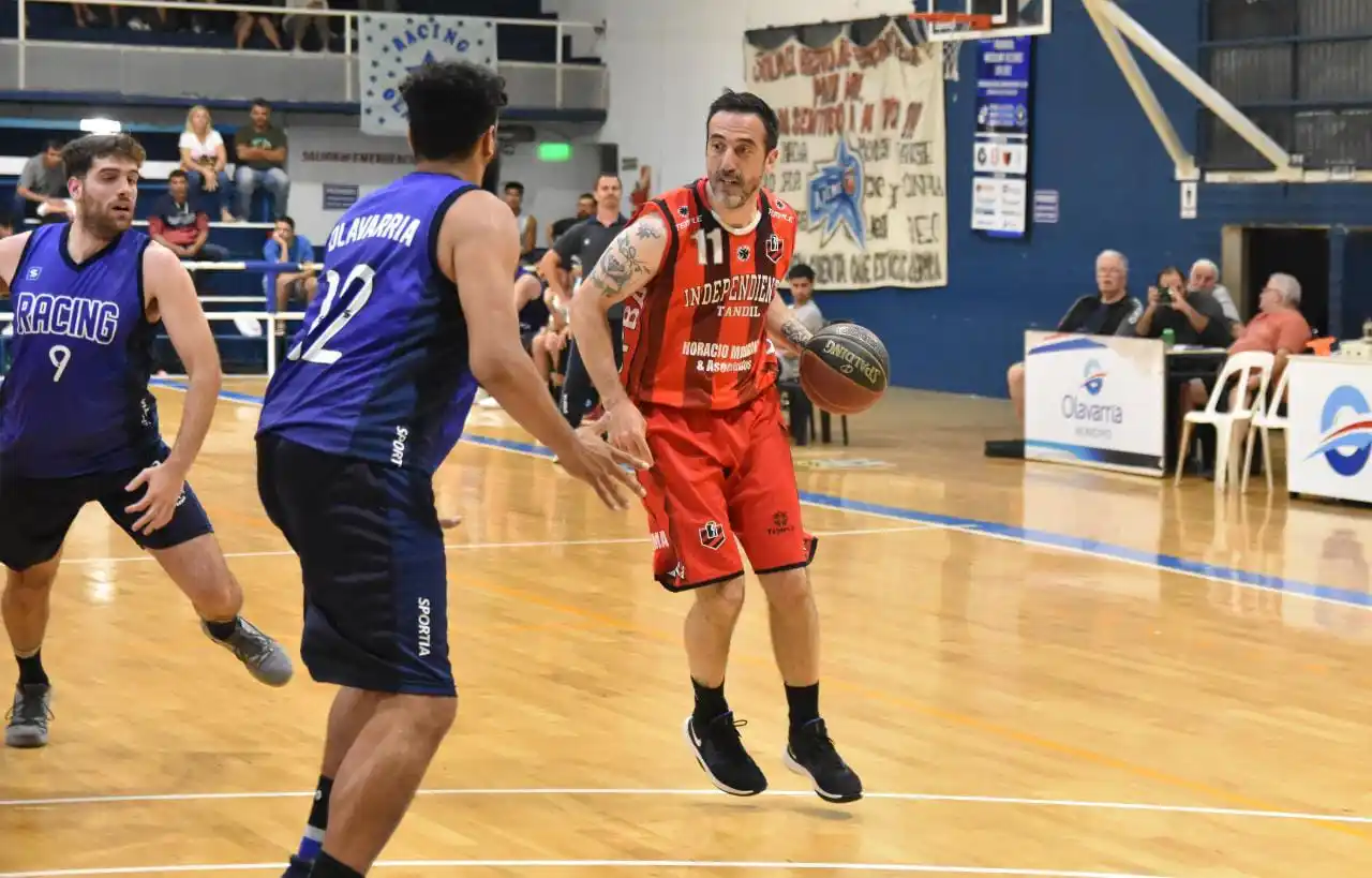 Andrizzi, con el balón, en el juego del lunes. (Foto de Andrés Arouxet).