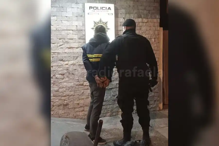 Entró a un comercio a pedir comida y terminó intentando robar una lata de cerveza