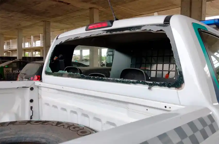 Al grito “te re cabió el piedrazo”, atacaron a móvil policial en el barrio Libertad