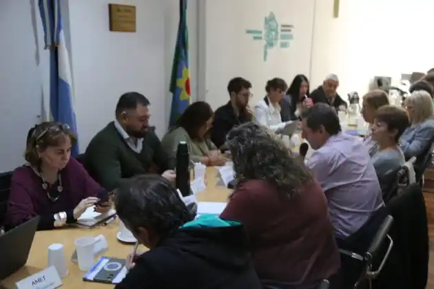 Autoridades bonaerenses con docentes en paritarias.