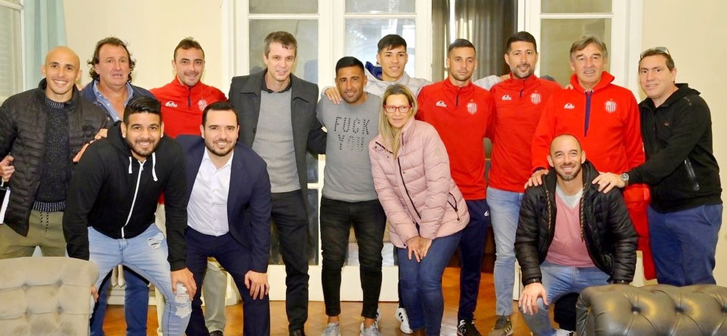 El intendente Enrique Cresto recibió a  representantes del plantel del Club Libertad