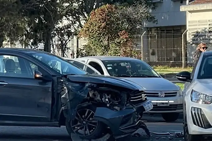 El siniestro se produjo cuando un Toyota Corolla impactó por alcance contra un Peugeot 208 mientras ambos circulaban por la avenida.