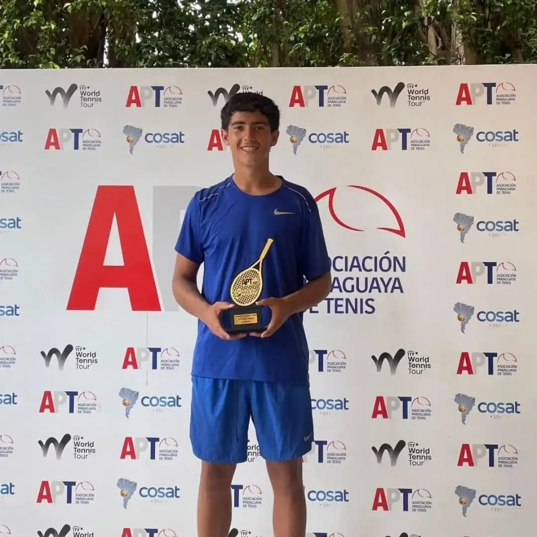 El joven tenista tandilense Ángel Maffezzoli.