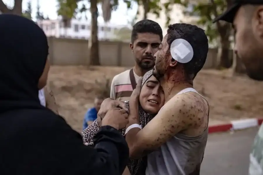 Un palestino herido abraza a su hermana tras sobrevivir a un ataque aéreo israelí en Jan Yunis, en el sur de la Franja de Gaza, el 2 de octubre. EFE/EPA/Haitham Imad