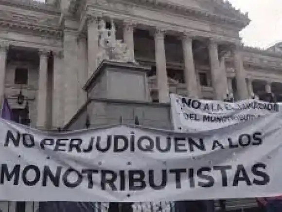 Alertan por recortes en los servicios de salud para monotributistas