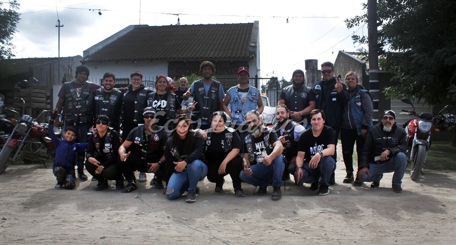 Los moteros de la Agrupación Moteros Rebeldes, junto a sus conocidos