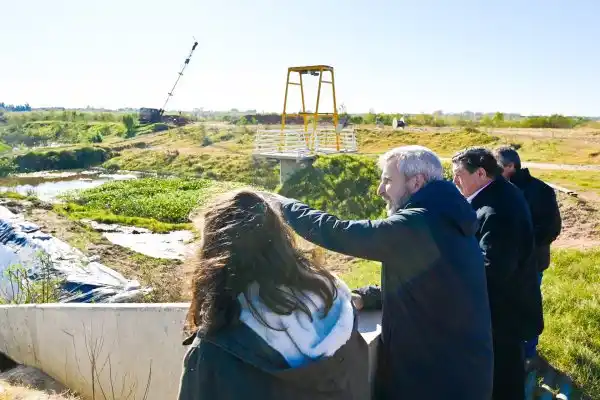 Frigerio recorrió Villa Paranacito y se reunió con el COE