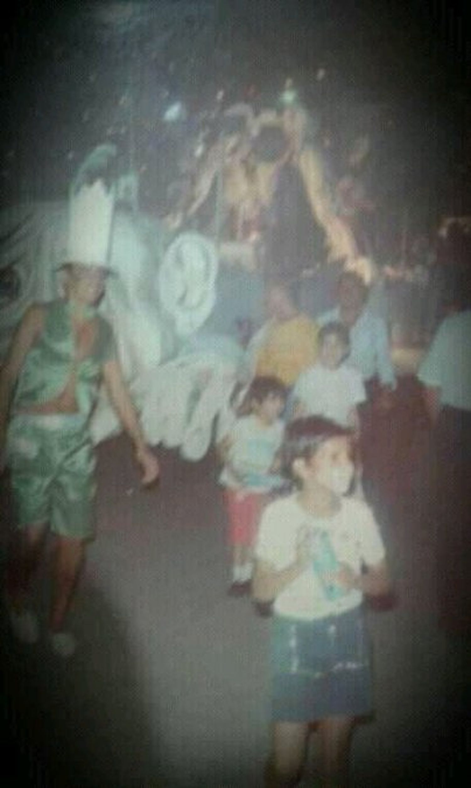 Con apenas 5 años, en el carnaval de Victoria: de bermudas rojas; al lado, de traje verde, su tío 