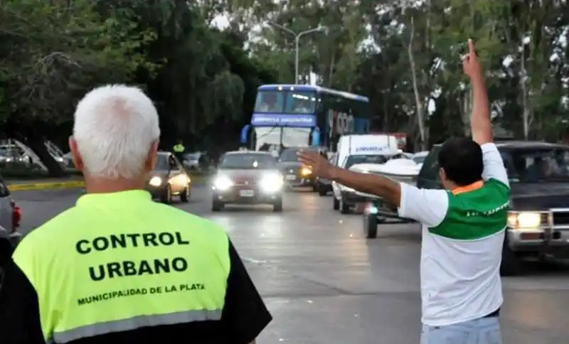 Insólito: Denuncian que falsos inspectores piden coimas en La Plata