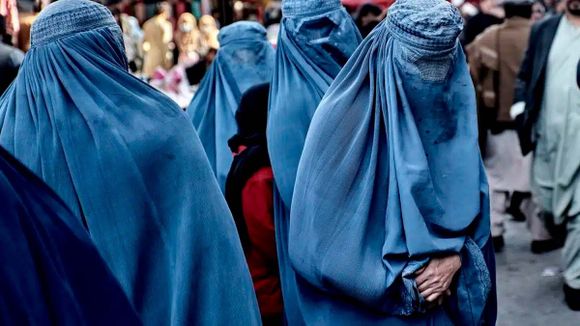 LÍDER de los TALIBANES en AFGANISTÁN ordena aplicar la LEY de la VIRTUD: restringe aún más los derechos de las mujeres