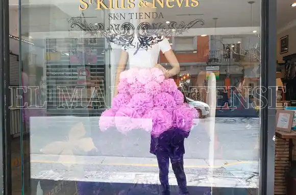 Para cambiar la cara: un local decoró su vidriera y regaló flores a quienes pasaban