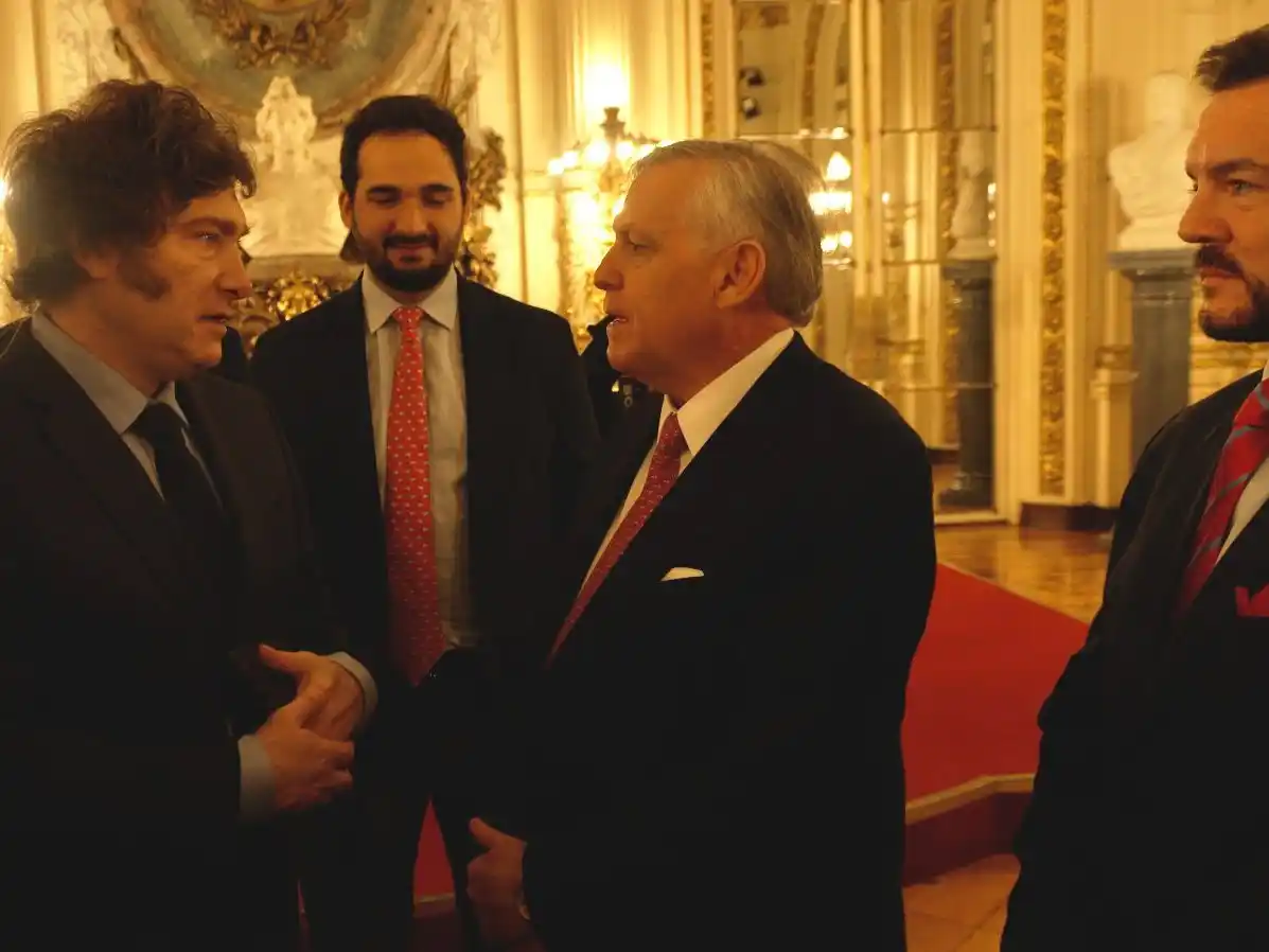 Juntos. El presidente Milei, Huerta de Soto y Alejandro Nimo, a la derecha.