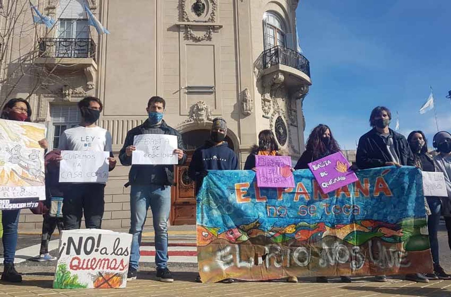 Rosario contaminada: nutrida manifestación frente al Concejo contra los incendios en las islas