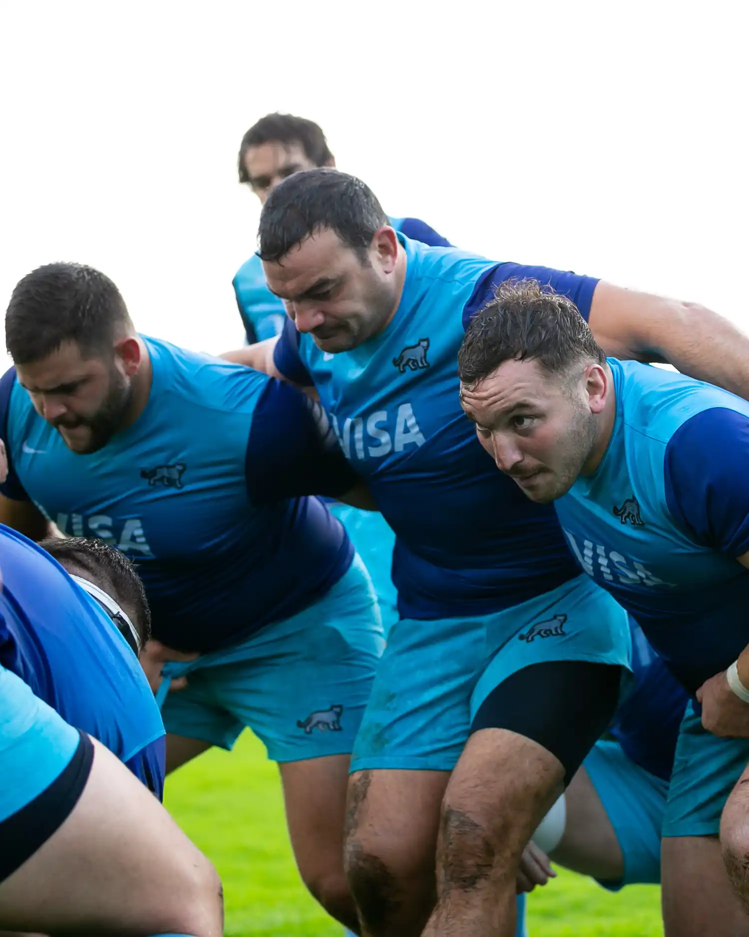 Ignacio Calles en la práctica de scrum de ayer en Cardiff, a la izquierda de Creevy.