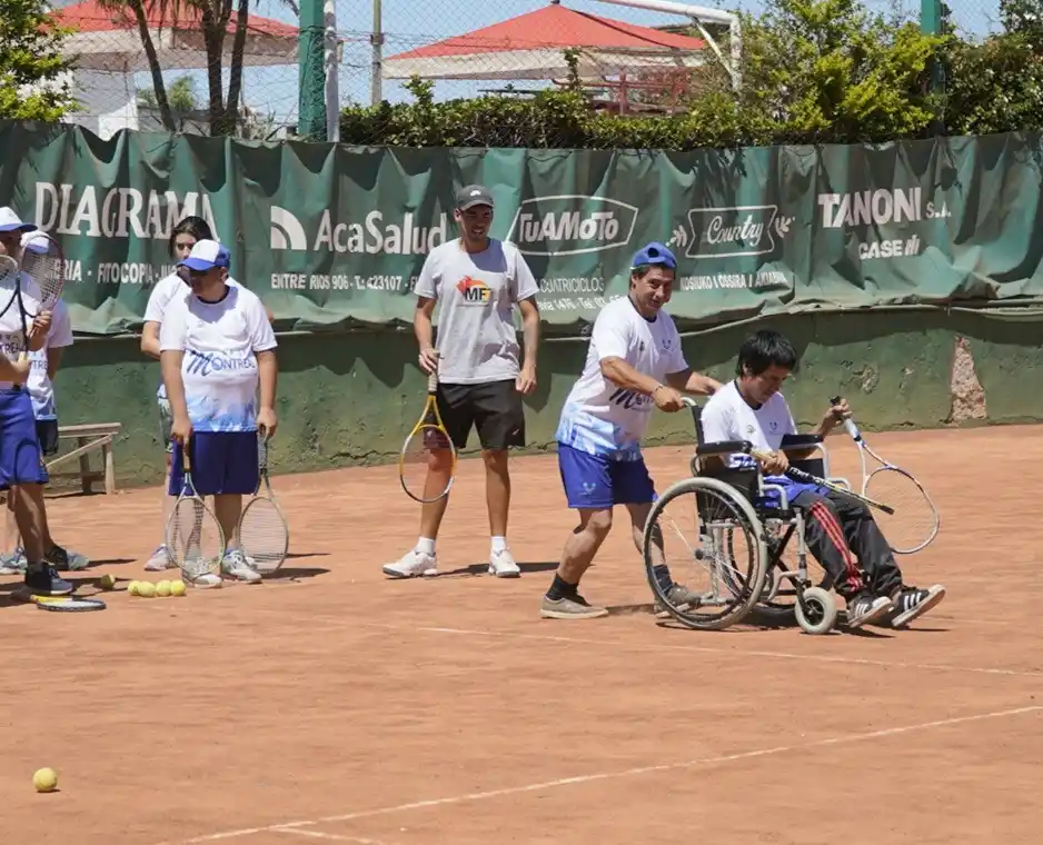Uno de los encuentros de tenis adaptado desarrollado en Firmat.