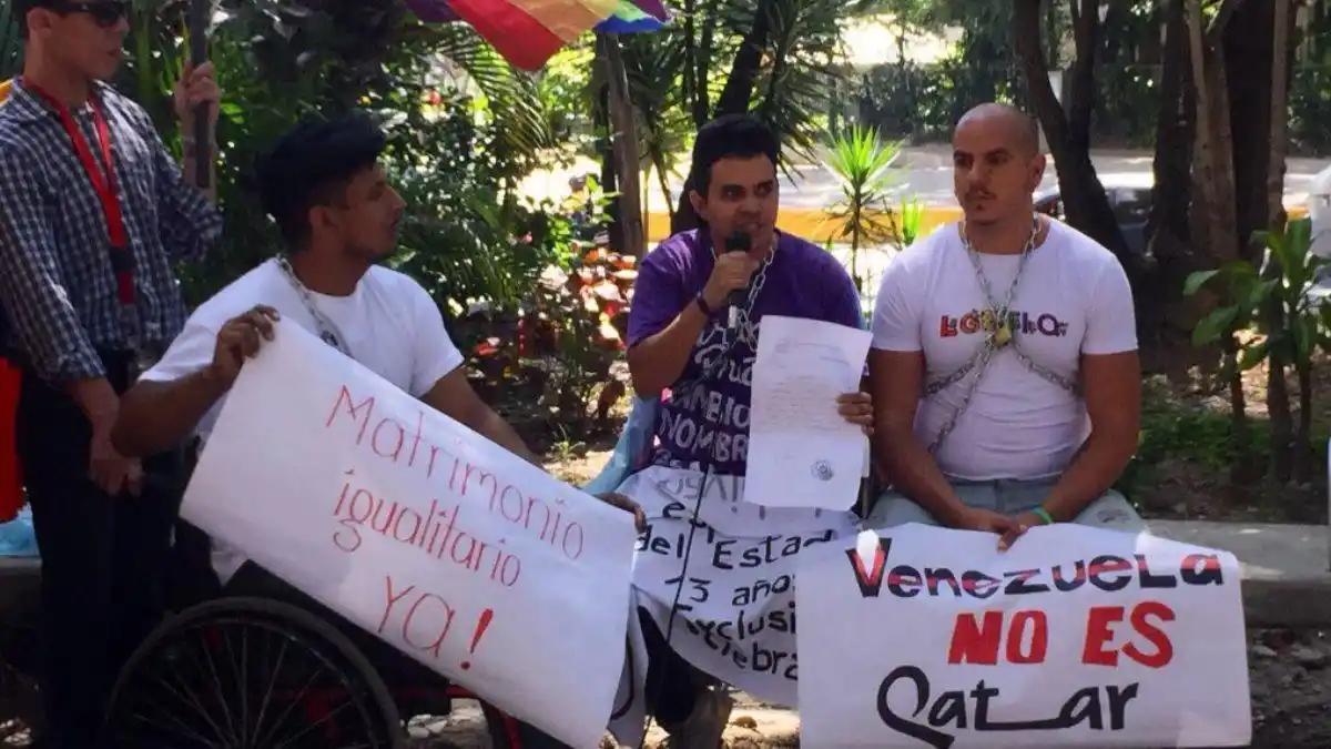 Activistas LGBT se encadenan en protesta: «VENEZUELA NO ES CATAR»