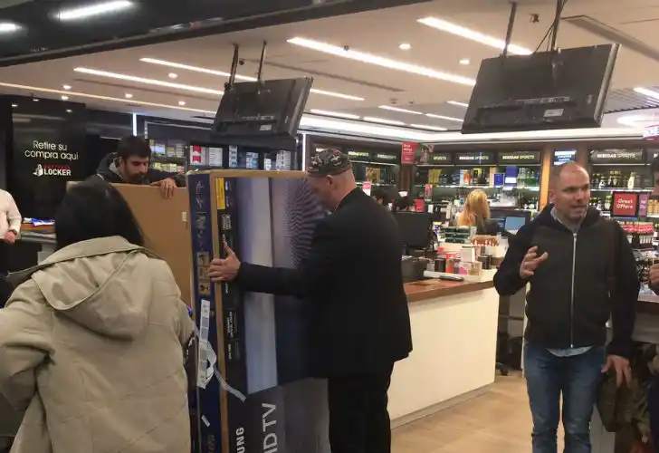 Bergman llegó con una TV gigante a Aeroparque