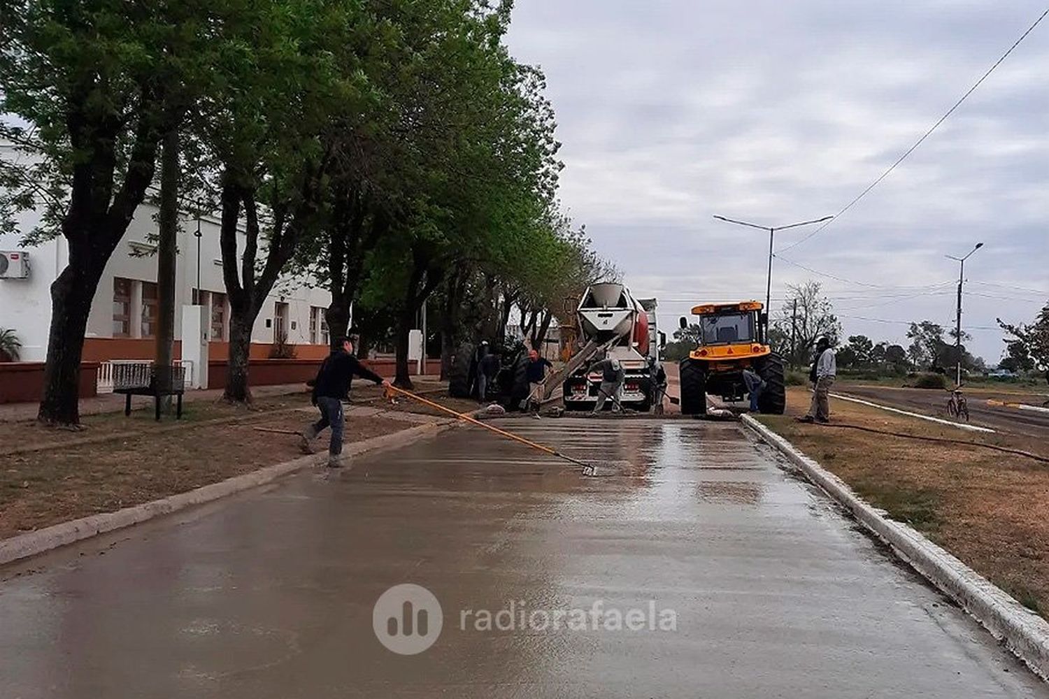 Obra de pavimentado en las calles que rodean la plaza del pueblo