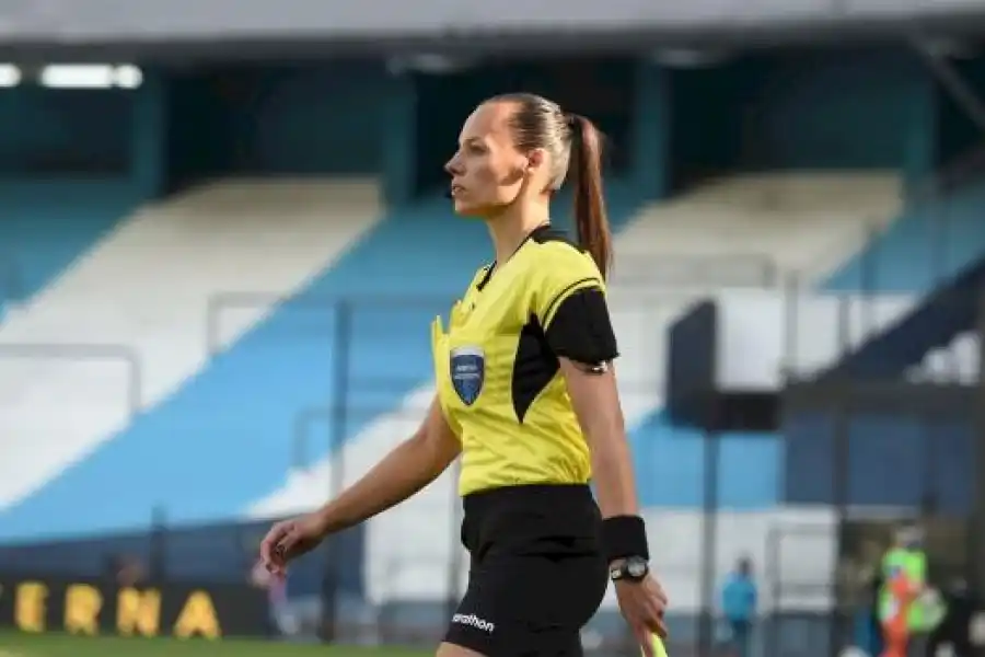 Lanzan un programa de formación de mujeres árbitros de fútbol