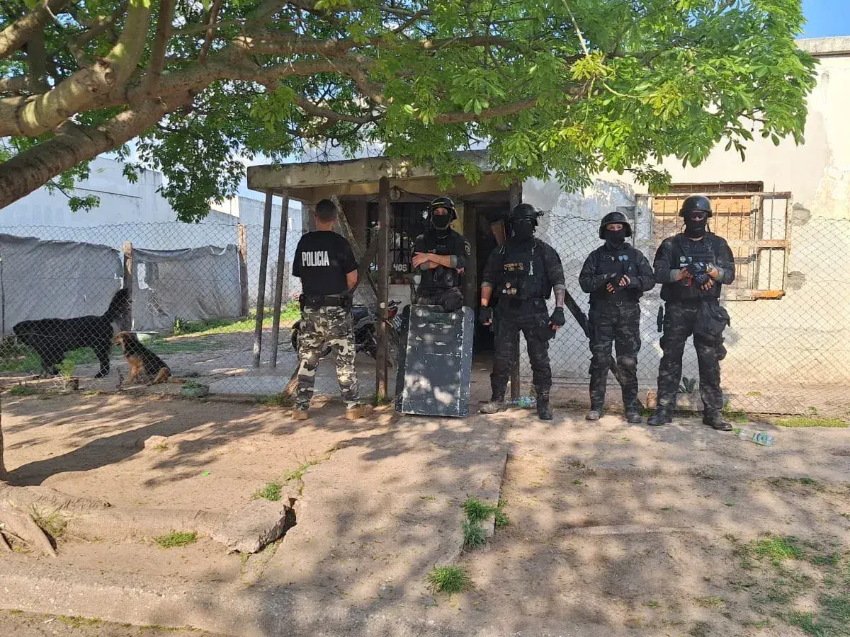 Detenidos tras dos allanamientos por microtráfico en barrio Villa del Parque