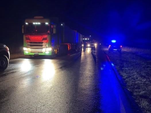 Imagen del camión detenido sobre la ruta