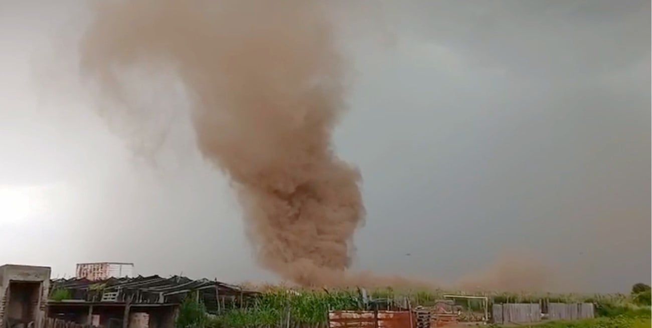 Momento en que el violento remolino de viento se forma sobre Carcarañá.