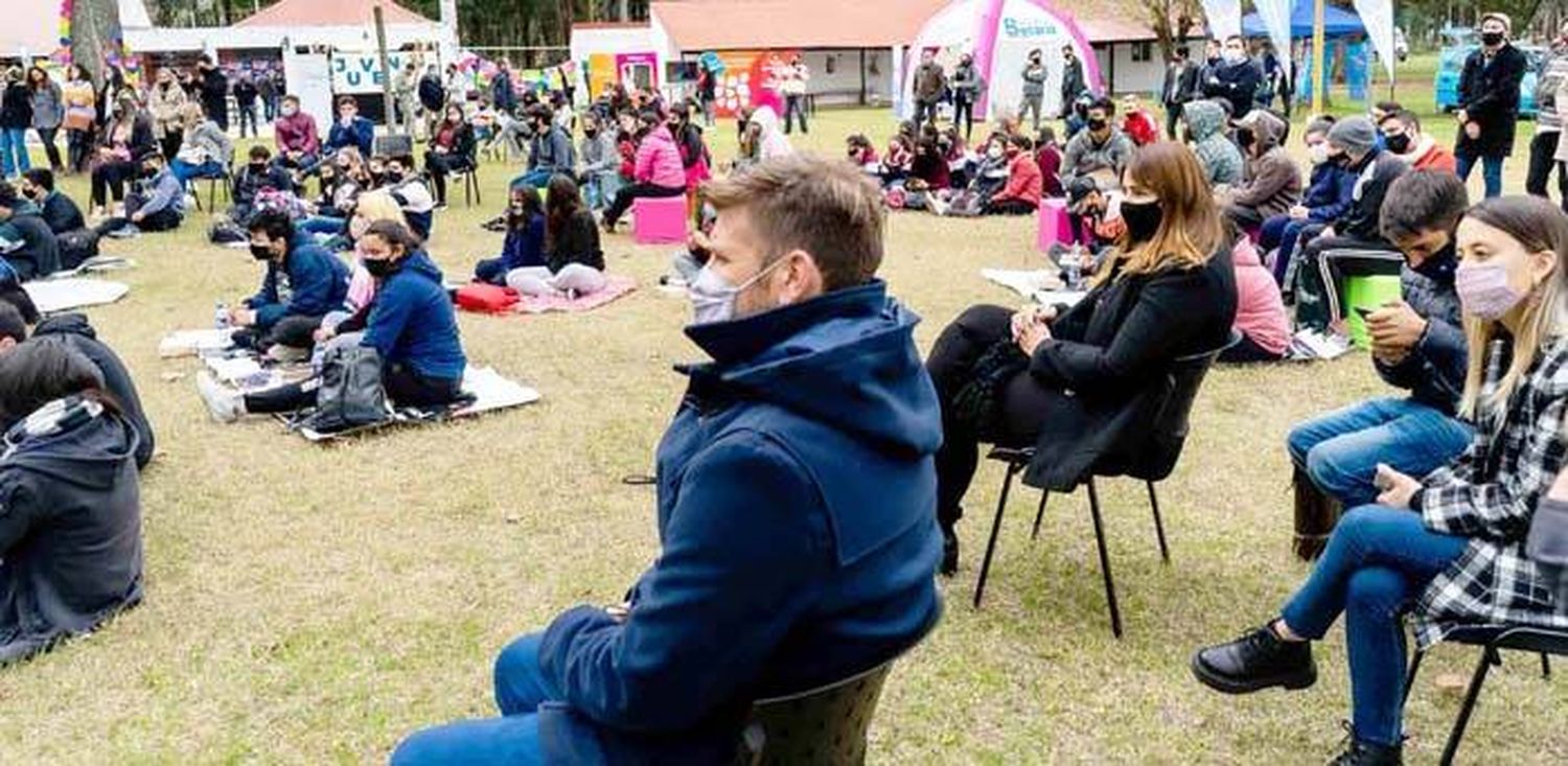 El Becario brindó charlas a estudiantes  en el Día Internacional de la Juventud