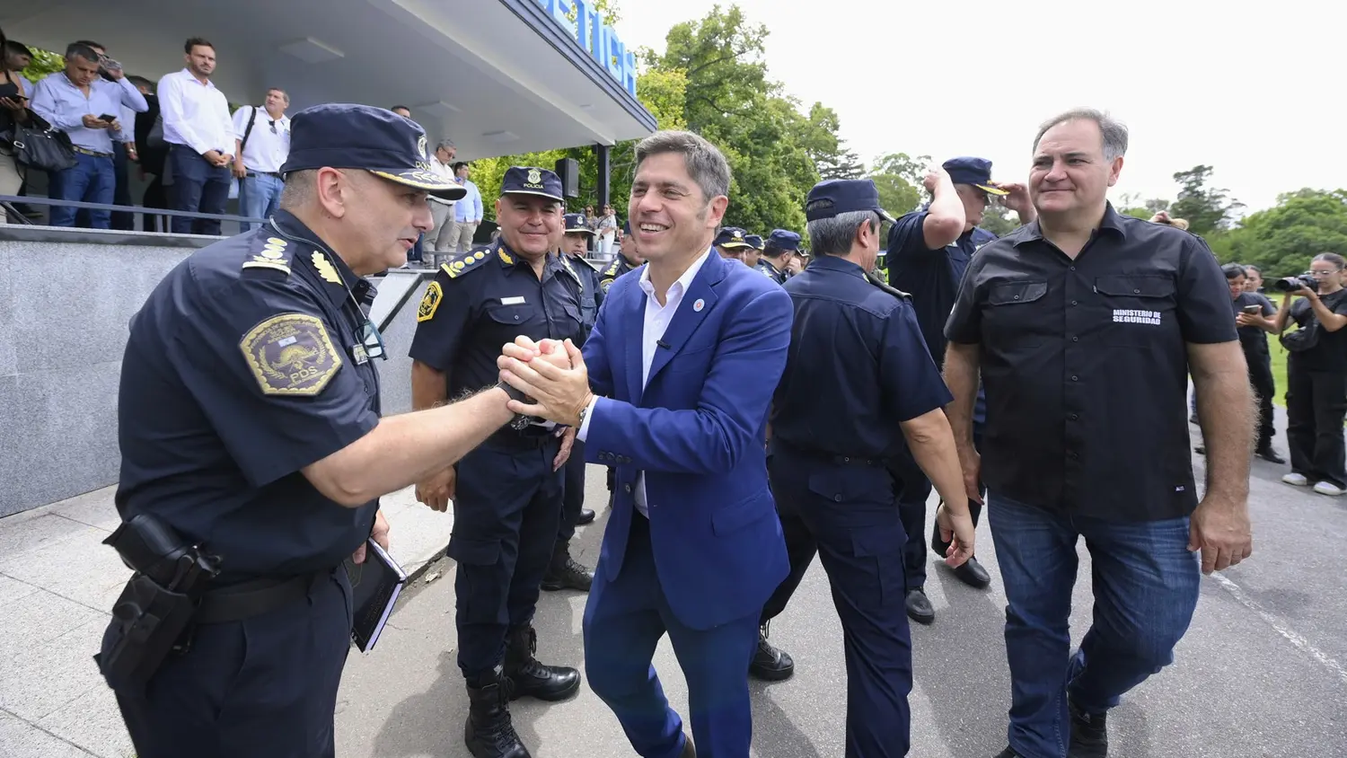 "Para tener una Policía mejor hay que contar con un Estado que invierta más y mejor", expuso el gobernador.