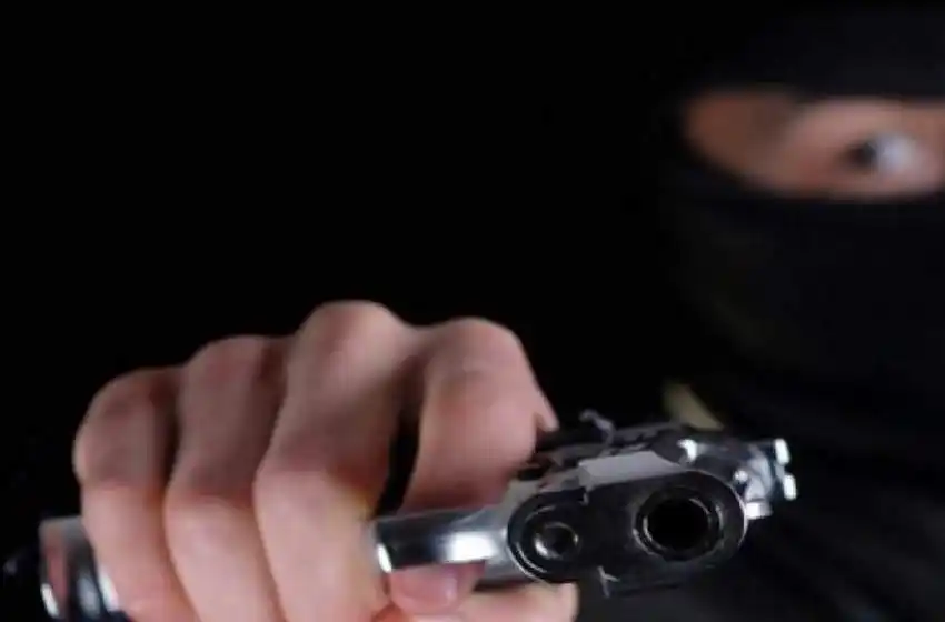 Lo esperaron en la calle y lo asaltaron frente a su casa: ladrones se llevaron una importante suma de dinero