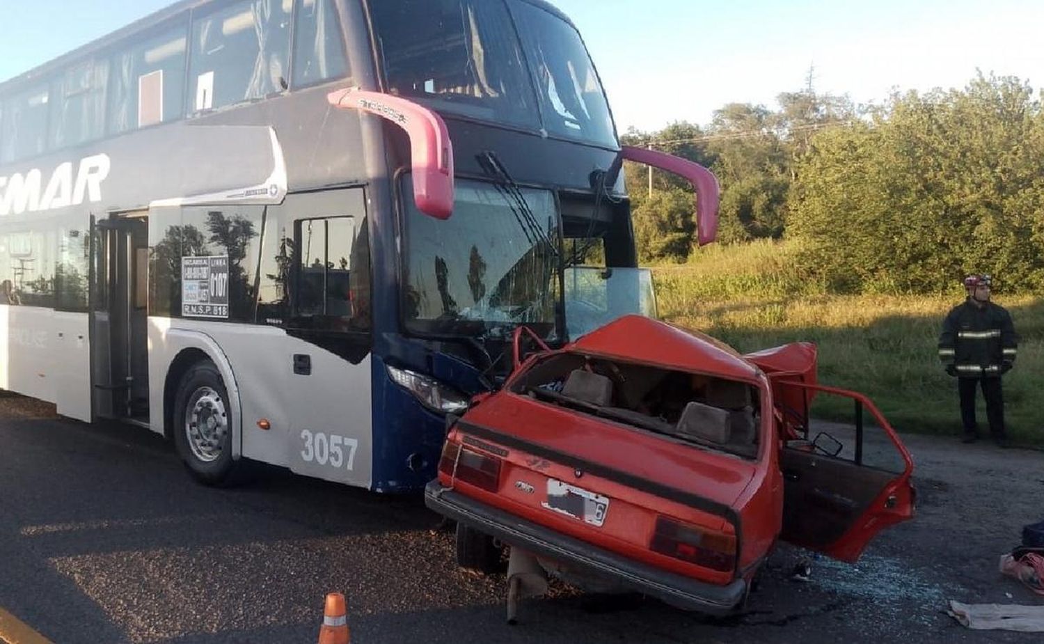 Córdoba: un choque frontal entre un colectivo y un auto dejó al menos dos muertos