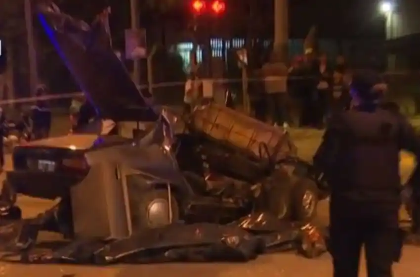 Un hombre y una niña de 7 años murieron tras un trágico choque entre un auto y un camión