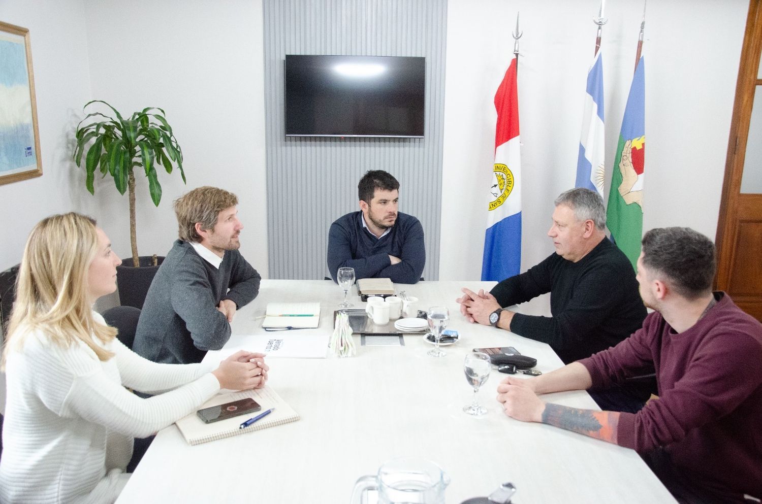 En plena reunión, previo a la firmar del convenio.