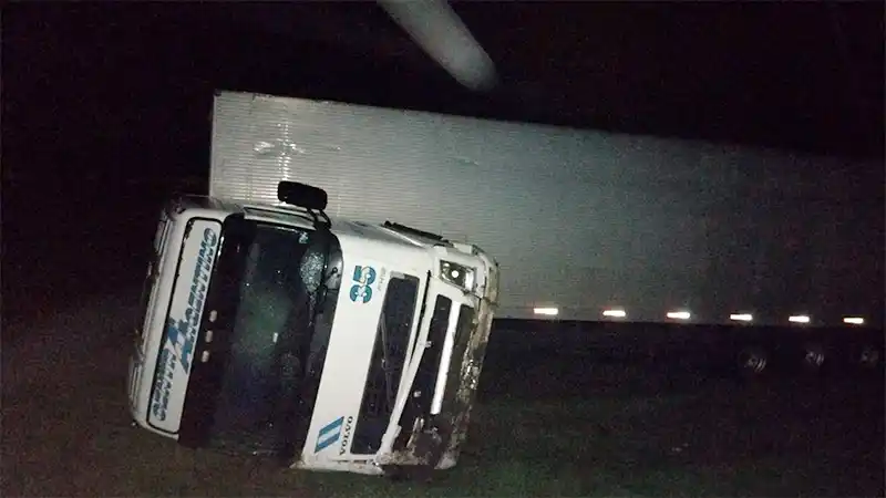 Vuelco de un camión en la autovía Artigas