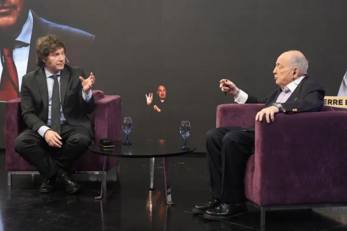 El economista se tomó un momento para visitarlo en la clínica.