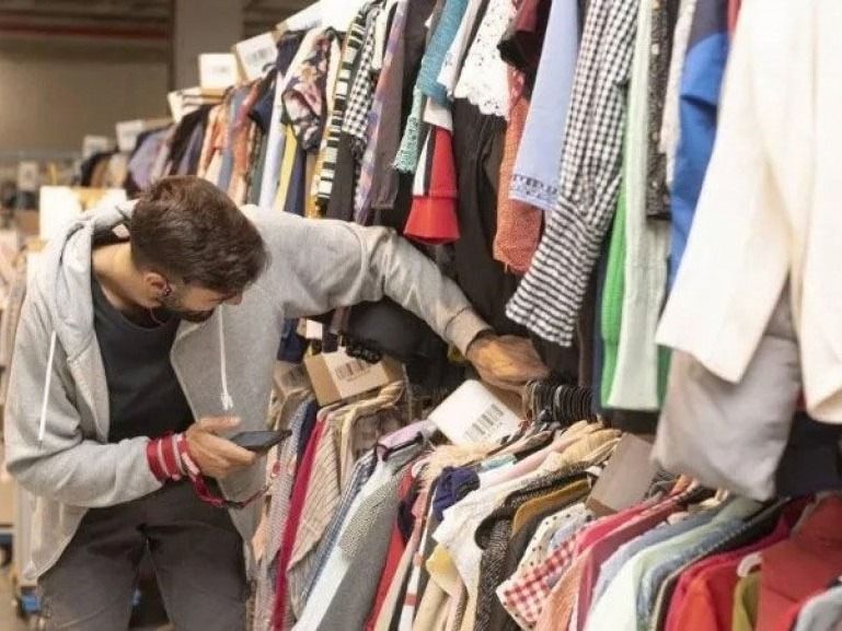 Luis Caputo dijo que hay “precios adelantados” que bajarán este año con mayor competencia