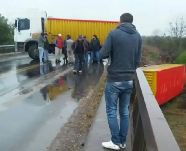 Ruta 20: Camión quedó atravesado y la carga cayó del puente