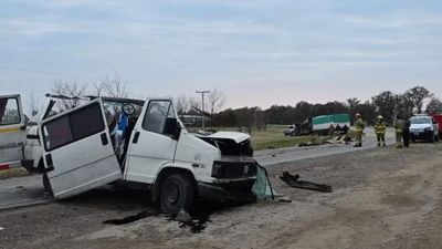 Al menos un muerto y dos heridos dejó un choque frontal entre un camión y una furgoneta en Córdoba