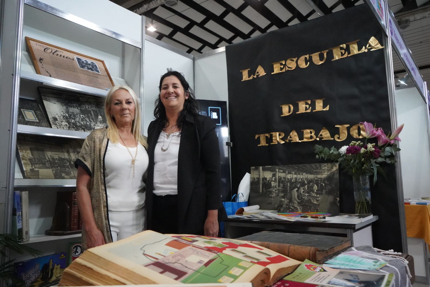 Adriana Galletto y Daniela Laulhé en el stand de la EFO en el Superdomo.